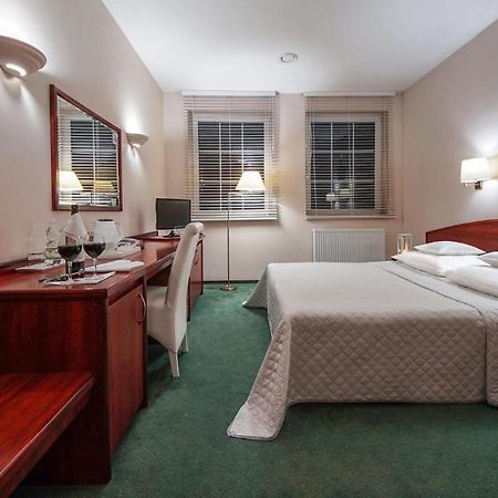 Hotel Sara Koło エクステリア 写真