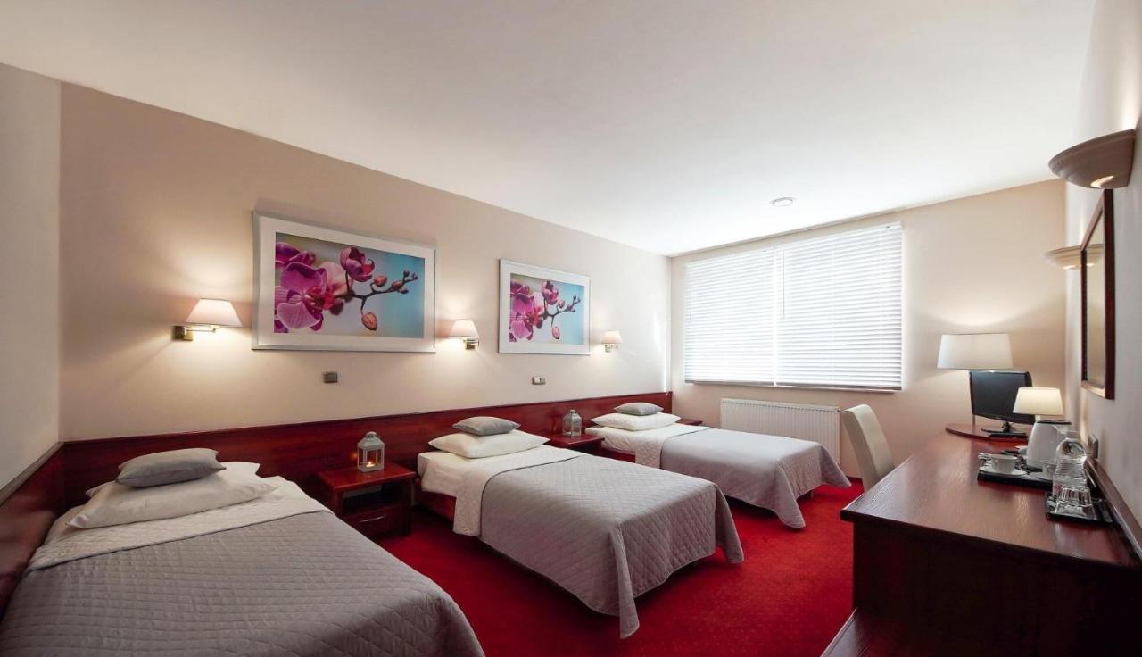 Hotel Sara Koło エクステリア 写真