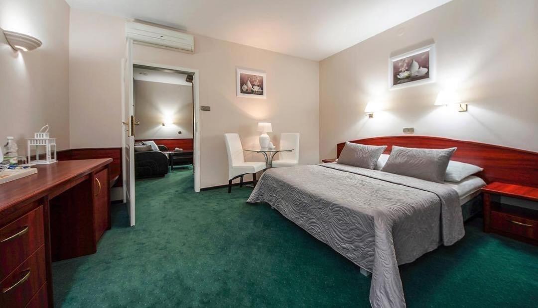 Hotel Sara Koło エクステリア 写真