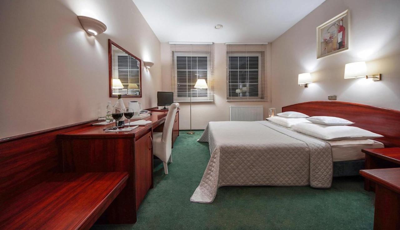 Hotel Sara Koło エクステリア 写真