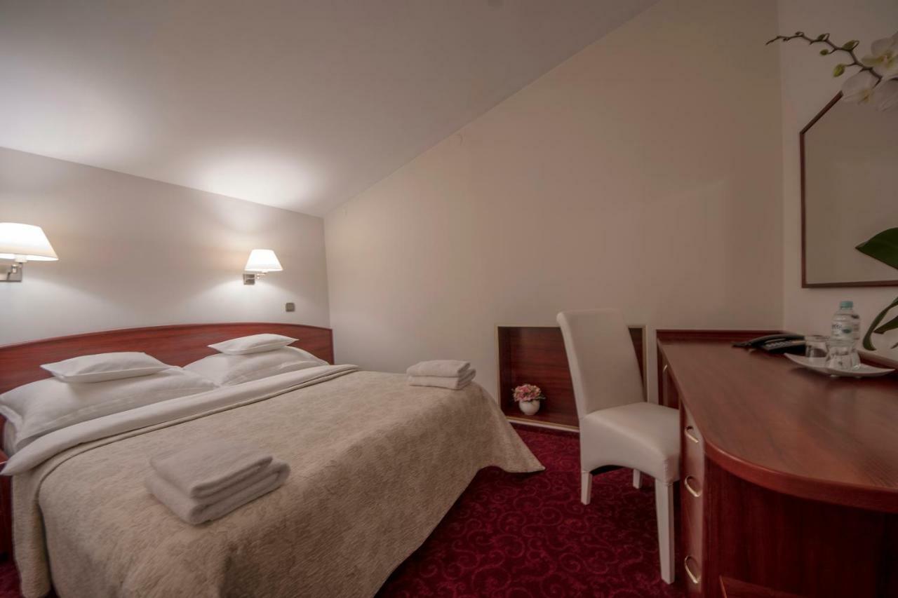 Hotel Sara Koło エクステリア 写真